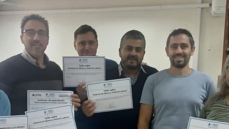 Entrega de certificados en la Facultad Regional Córdoba