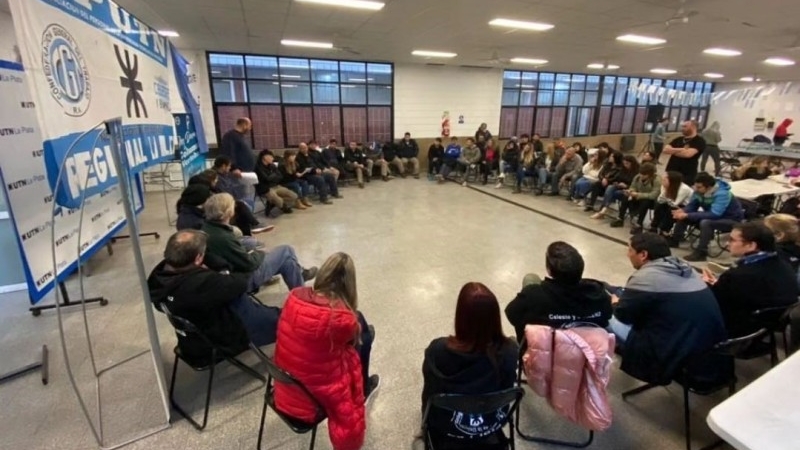 Asamblea Nodocente de base en la Facultad Regional La Plata