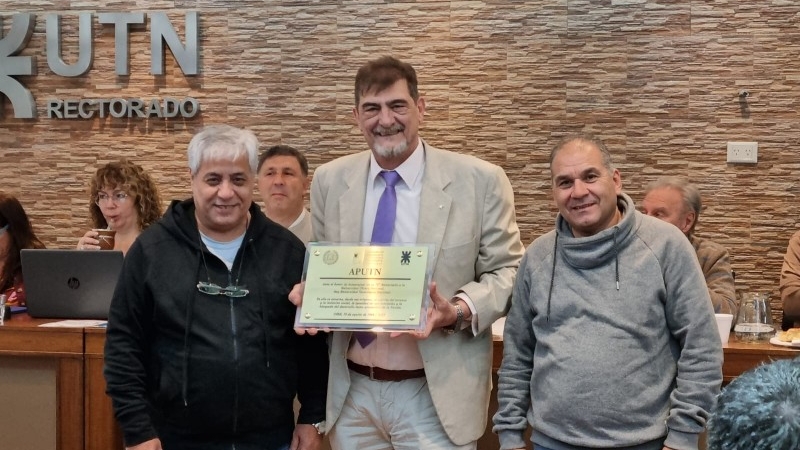 Entrega de placa por el 75° Aniversario de la Creación de la UON