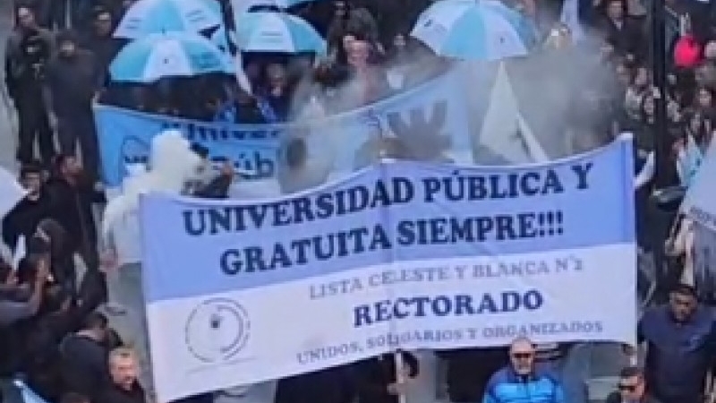 APUTN march&oacute; a la Plaza de Mayo por la Ley de Financiamiento Universitario.