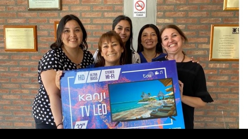 APUTN entregó el Smart TV por su 40° Aniversario en Santa Cruz