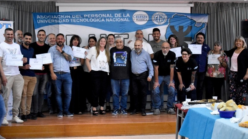 Entrega de diplomas a los compañeros y compañeras del INSPT, de la Capacitación Direccionada sobre Word y Excel