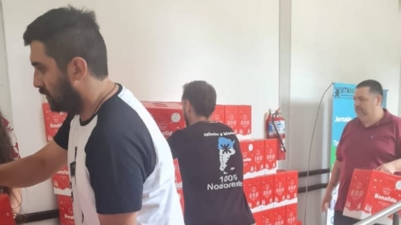 Entrega de cajas navideñas en la Facultad Regional Haedo