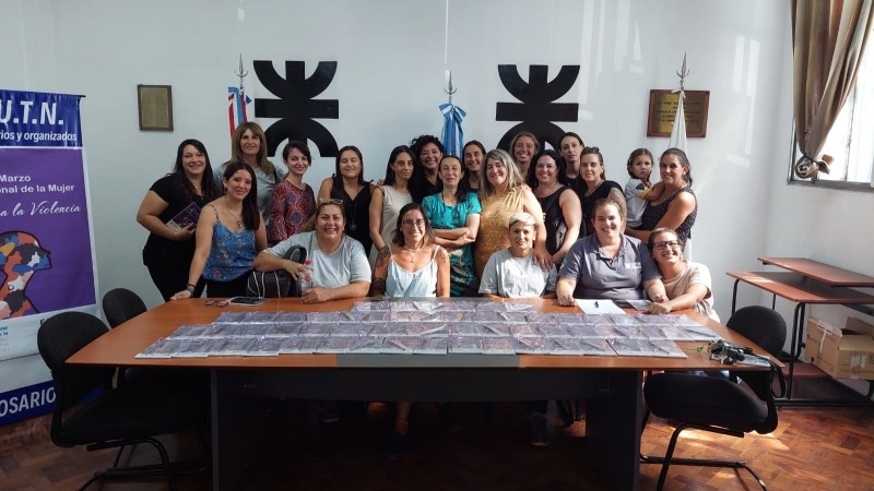 Entrega de presentes en reconocimiento a las compañeras Trabajadoras de la Facultad Regional Rosario